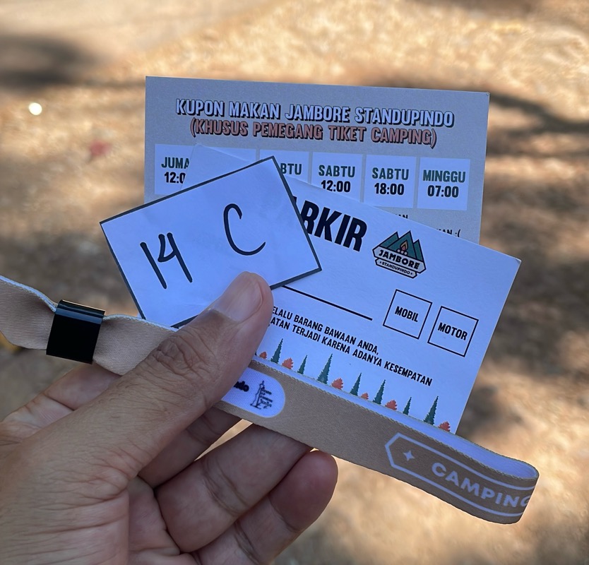 Tiket gelang dan kartu makan