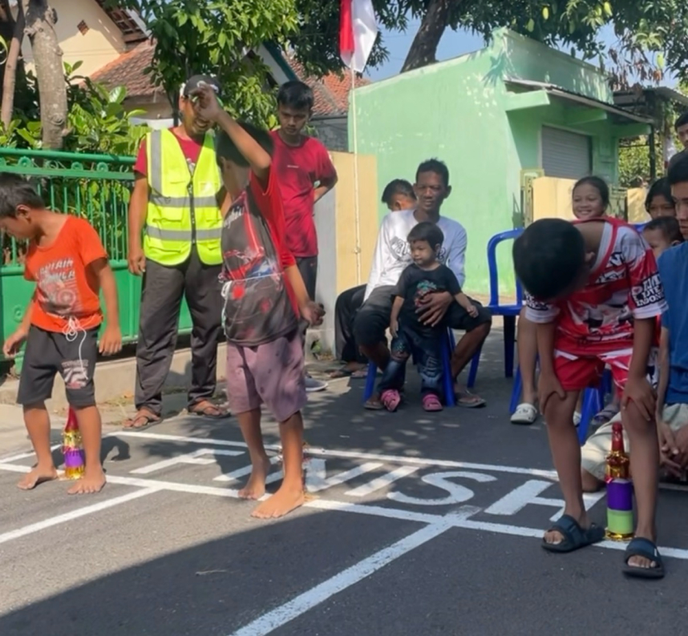 Lomba masukin paku ke dalam botol
