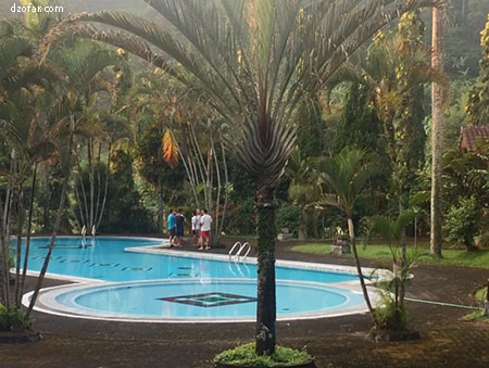 kolam renang villa
