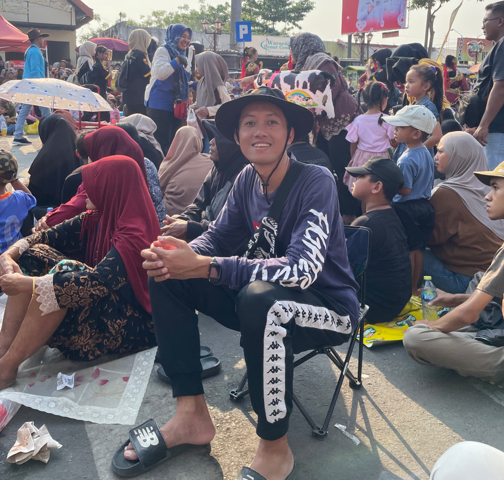 Ndop di kerumunan penonton karnaval